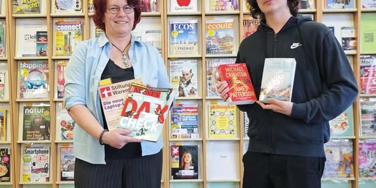 Bestleiher mit Katja Jochum und Praktikant Dominik Wöhrle