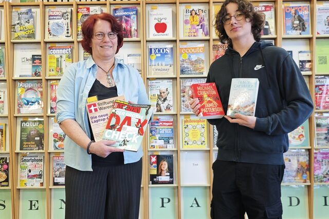 Bestleiher mit Katja Jochum und Praktikant Dominik Wöhrle