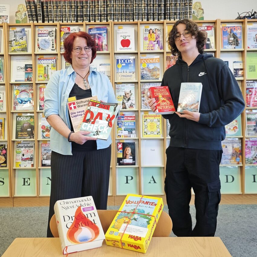 Bestleiher mit Katja Jochum und Praktikant Dominik Wöhrle