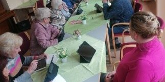 Schulung der Seniorinnen und Senioren mit den IPads