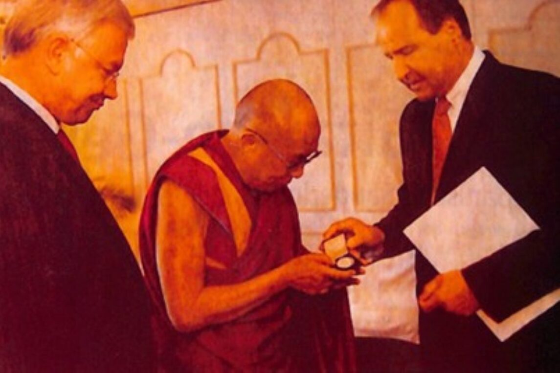 Der Dalai Lama war am 29. Juli 2009 in Neu-Isenburg. Im Foto links  der damalige Ministerpräsident Roland Koch und rechts Bürgermeister Oliver Quilling.