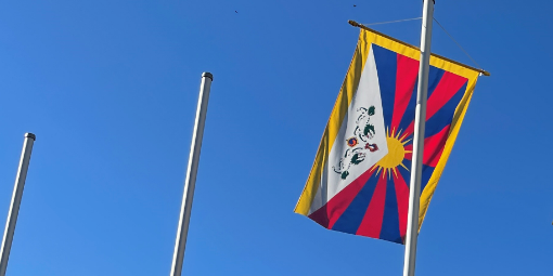 Flagge für Tibet vor dem Rathaus