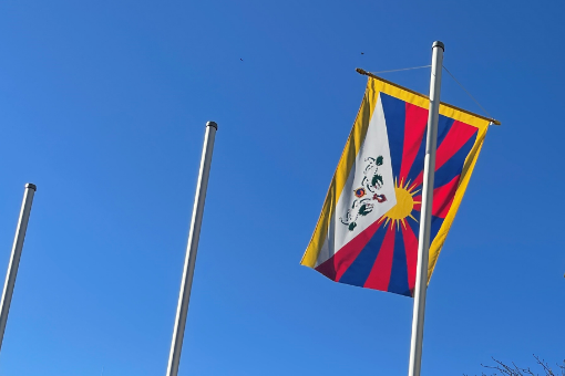 Flagge für Tibet vor dem Rathaus