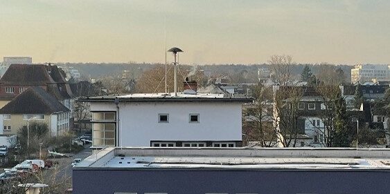 Sirene auf dem Dach des Postgebäudes in der Hugenottenallee
