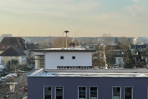 Sirene auf dem Dach des Postgebäudes in der Hugenottenallee