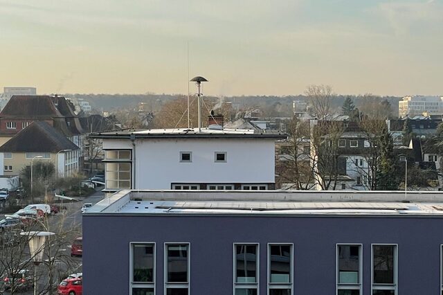 Sirene auf dem Dach des Postgebäudes in der Hugenottenallee