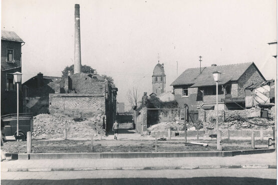 Luftbild s/w Zerstörungen auf dem Marktplatz mit Blick Richtung Westen Luftgässchen im Hintergrund links Wurstfabrik Luft und Kirchturm St Josef.