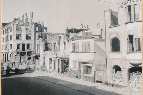Luftbild s/w zerstörte Häuserzeile auf der Frankfurter Straße  Ecke Offenbacher Straße  darunter Fotoatelier Woog Nr 64