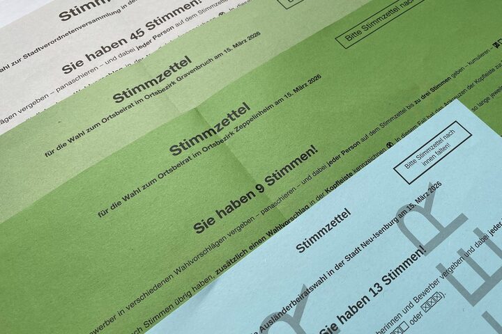 verschieden farbige Musterzettel in hellblau, grün, hellgrün und grau für die verschiedenen Wahlmöglichkeiten