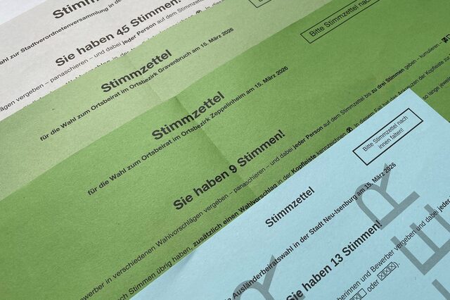 verschieden farbige Musterzettel in hellblau, grün, hellgrün und grau für die verschiedenen Wahlmöglichkeiten