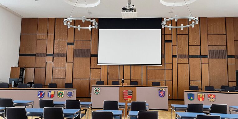 Innenansicht des Plenarsaal im Rathaus Neu-Isenburg