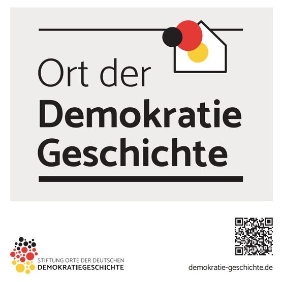 Plakette Ort der Demokratie Geschichte zu sehen im Foyer des Rathauses Neu-Isenburg, Hugenottenallee 53