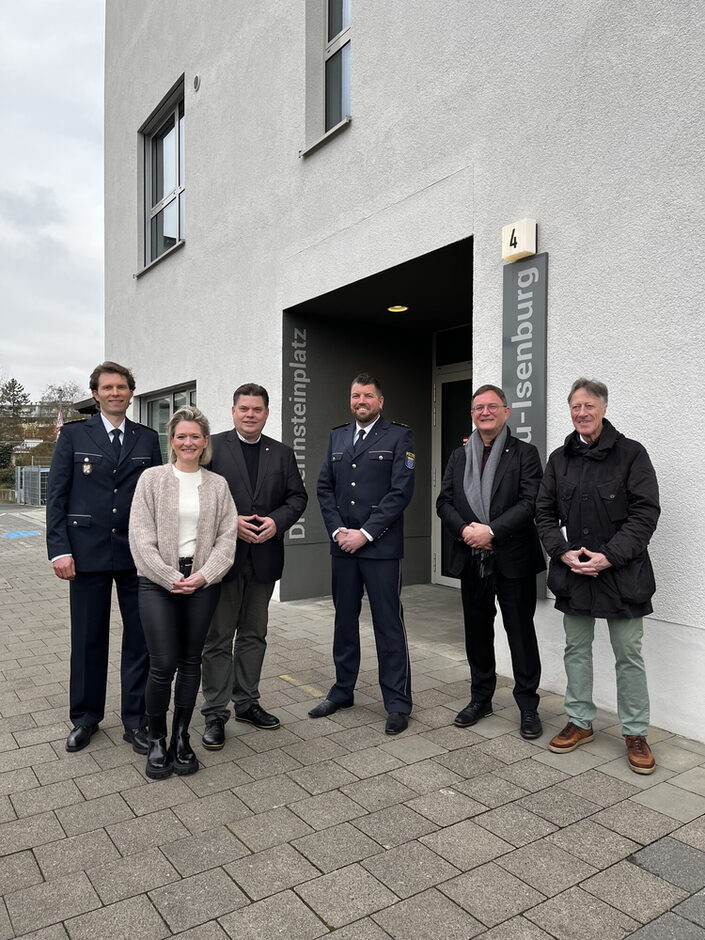 vlnr: Polizeihauptkommissar Thomas Wiedmann (Stv. Leiter Polizeistation Neu-Isenburg), Cornelia Marburger (Fachbereichsleitung Sicherheit, Ordnung und Stra-ßenverkehrsbehörde), Erster Stadtrat Stefan Schmitt, Polizeioberkommissar Mario Hehl (Schutzmann vor Ort), Bürgermeister Dirk Gene Hagelstein, Ortsvorsteher Gra-venbruch Edgar Fischer