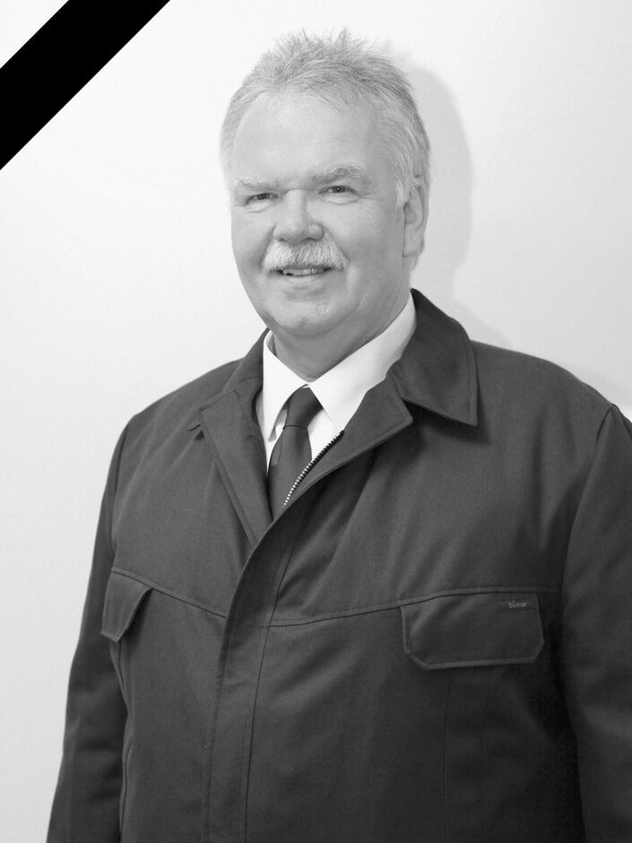 Portraitfoto von Hauptlöschmeister Dieter Blattmann in schwarz weiß