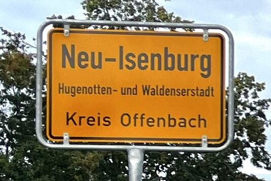 neues Ortschild von Neu-Iseburg mit der Bezeichnung Hugenotten- und Waldenserstadt