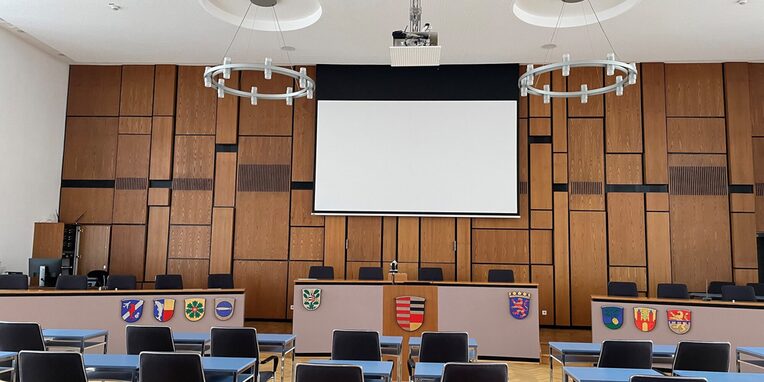 Ansicht des Innenraums des Plenarsaals im Rathaus Neu-Isenburg