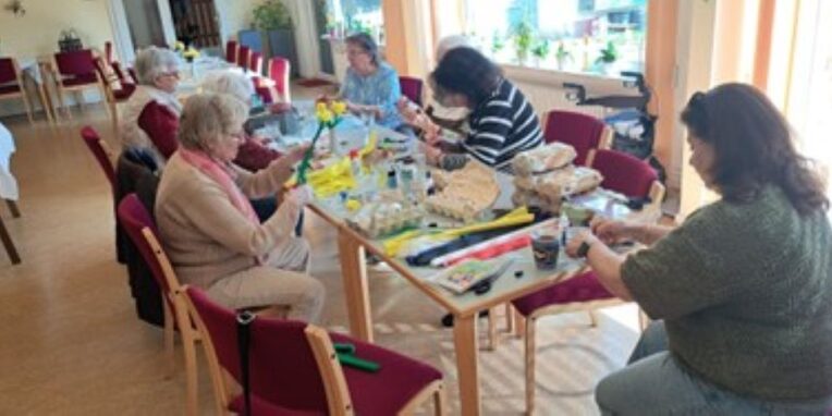 gemeinsames Osterbasteln mit den Bewohnerinnen der Seniorenwohnanlage Pappelweg
