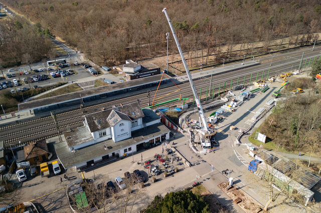 Blick auf den Bahnhof Neu-Isenburg während der Bauarbeiten: In der Sperrpause errichtete das Projektteam zunächst Fundamente für neue Lärmschutzwände.