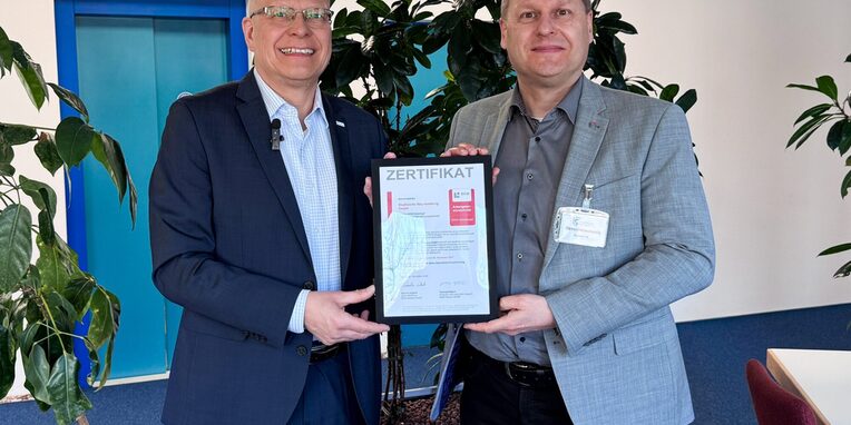 Sascha Gutzeit (rechts), Geschäftsführer der RKW Hessen GmbH, überreicht Stadtwerke-Geschäftsführer Kirk Reineke das Gütesiegel für „Arbeitgeberattraktivität“.