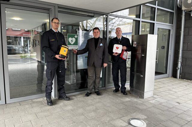 vlnr: Lukas Milkau (Feuerwehr), Erster Stadtrat Stefan Schmitt, Frank Burger (Feuerwehr)
