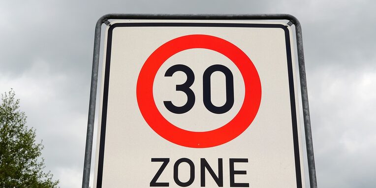 Verkehrschild einer Tempo 30 iger Zone