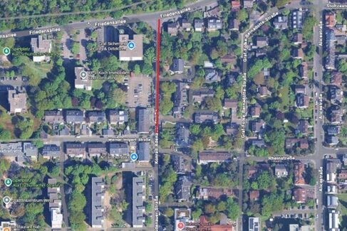 Im Zeitraum von Montag, 09. März bis voraussichtlich Sonntag, 05. April 2026 wird im Bereich zwischen der Werner-Hilpert-Straße und der Friedensallee (s. rote Linie im Luftbild) eine Einbahnstraße eingerichtet.