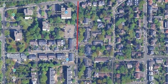 Im Zeitraum von Montag, 09. März bis voraussichtlich Sonntag, 05. April 2026 wird im Bereich zwischen der Werner-Hilpert-Straße und der Friedensallee (s. rote Linie im Luftbild) eine Einbahnstraße eingerichtet.