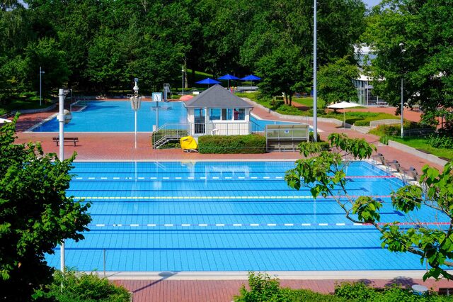 Blick auf die Schwimmbecken im WaldSchwimmbad in Neu-Isenburg