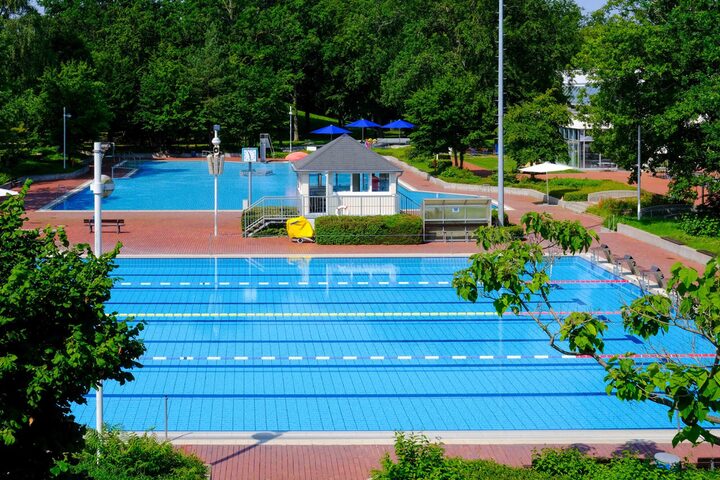 Blick auf die Schwimmbecken im WaldSchwimmbad in Neu-Isenburg