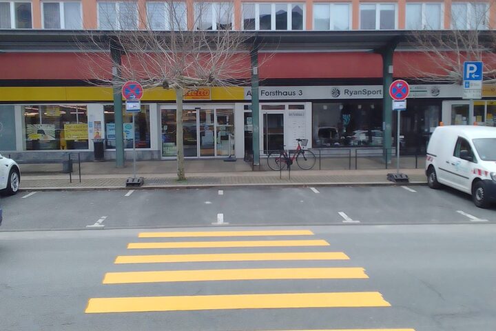 Gelber Zebrastreifen vor Ladengeschäft