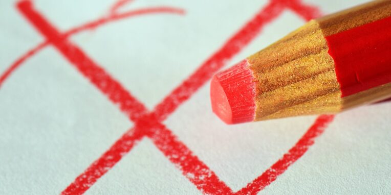 Roter Stift, roter Kreis mit Kreuz