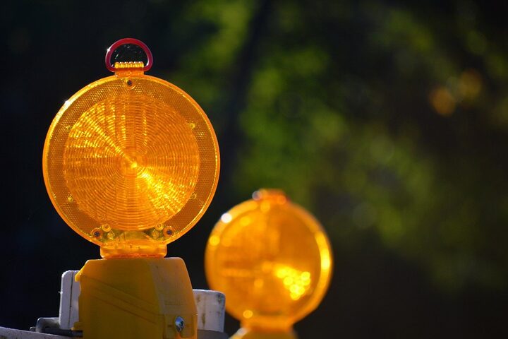 gelbe Warnlichter die auf Baustellenarbeiten hinweisen