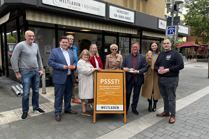 vlnr. Benaissa Budarham (Vorstand IgCity), Erster Stadtrat Stefan Schmitt, Thomas Schulze (Smart City Spezialist, Stadt), Ute Marschalk (Vorsitzende Weltladen), Ingebog Maria Lang (Citymanagerin CIMA), Andrea Quilling (Fachbereichsleitung Wirtschaftsförderung, Öffentlichkeitsarbeit, Liegenschaften), Bürgermeister Dirk Gene Hagelstein, Brigitte Ker-cher (Geschäftsführerin 12Löwen GmbH), Patrick Jesser (Veranstaltungsbeauftragter IgCi-ty)