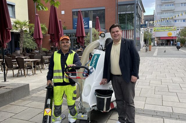 Abdelmajid El-Masaoudi mit Gluttonsauger und Erster Stadtrat Stefan Schmitt