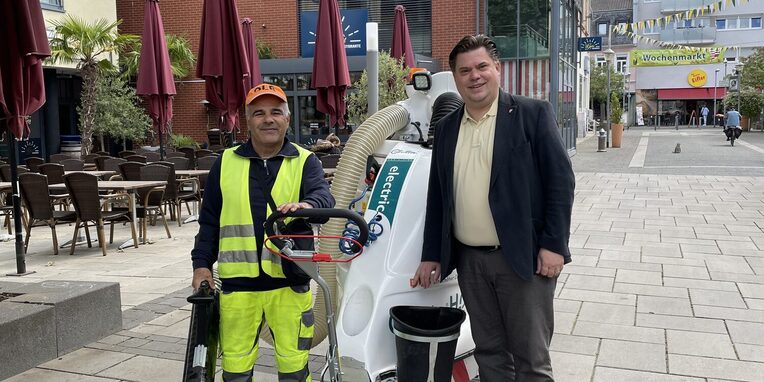 Abdelmajid El-Masaoudi mit Gluttonsauger und Erster Stadtrat Stefan Schmitt