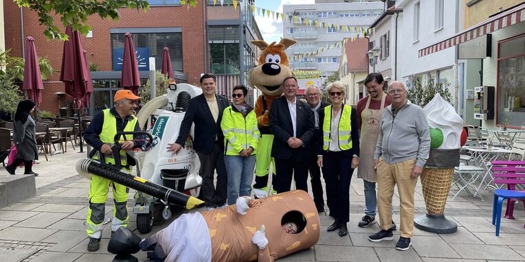 vlnr: Abdelmajid El-Masaoudi mit Gluttonsauger (DLB), Erster Stadtrat Stefan Schmitt, Petra Klink (Vorstand DLB Dreieich und Neu-Isenburg AöR), Bürgermeister Dirk Gene Hagelstein, Christian Kahnke (IG City), Andrea Quilling (Wirtschaftsförderung), Hans-Philipp Kümmerle, Dirk Wölfing (Dezernent Natur-, Umwelt- und Klimaschutz.