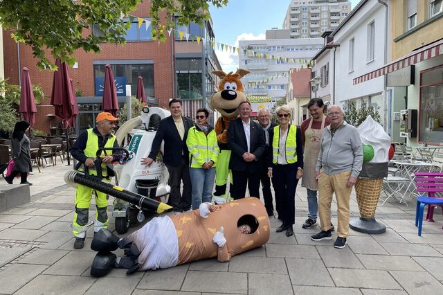 vlnr: Abdelmajid El-Masaoudi mit Gluttonsauger (DLB), Erster Stadtrat Stefan Schmitt, Petra Klink (Vorstand DLB Dreieich und Neu-Isenburg AöR), Bürgermeister Dirk Gene Hagelstein, Christian Kahnke (IG City), Andrea Quilling (Wirtschaftsförderung), Hans-Philipp Kümmerle, Dirk Wölfing (Dezernent Natur-, Umwelt- und Klimaschutz.