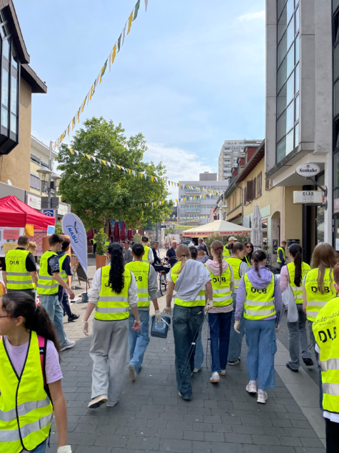 Schülerinnen und Schüler der Brüder-Grimm-Schule und der Goetheschule bei der Reinigungsaktion