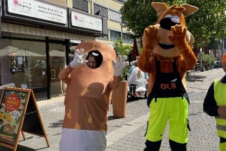 Das Maskottchen des DLB „Lutz van Putz“, rechts und "Kippi" der laufende Zigarettenstummel, links, waren ebenfalls vertreten