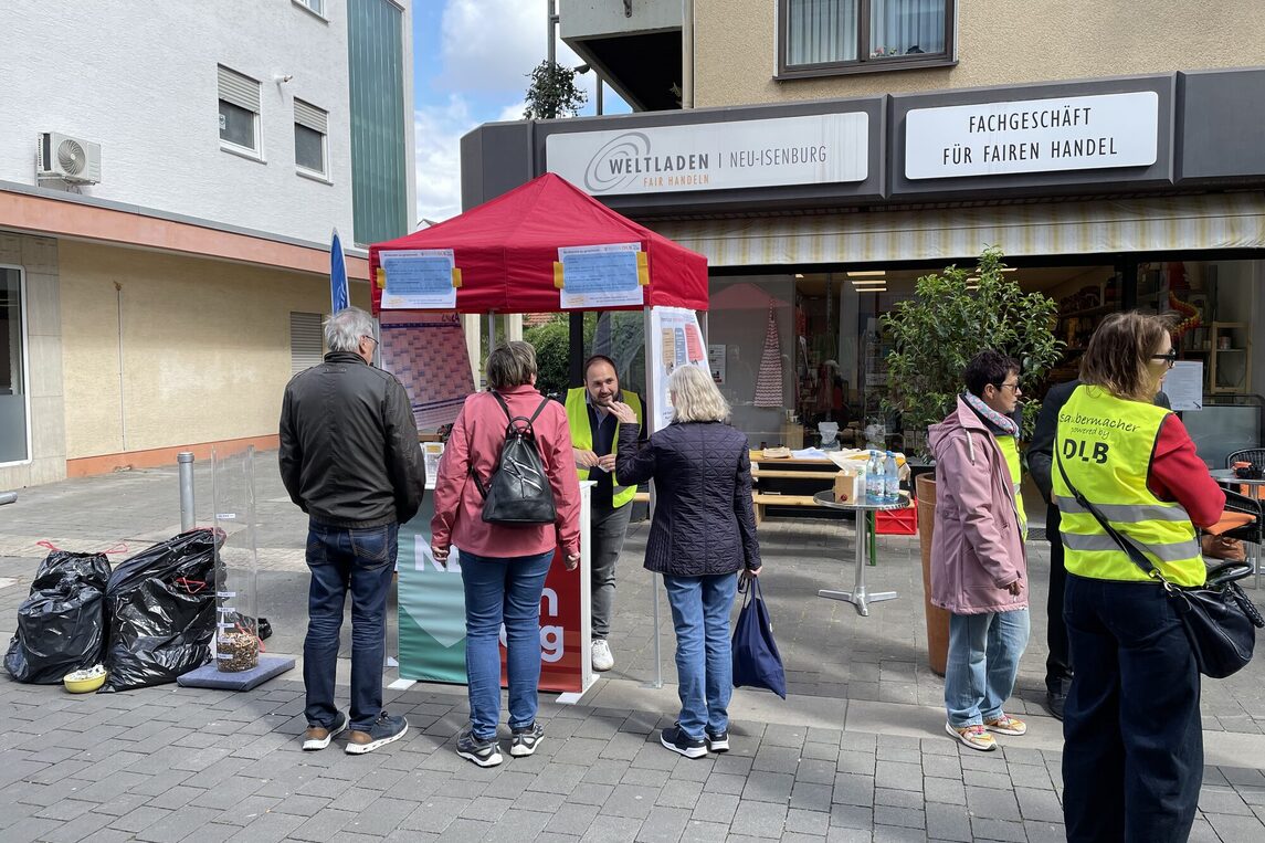 Infostand der Stadt Neu-Isenburg und dem NABU informierten über den Zusammenhang zwischen Müll, Mikroplastik und Grundwasserbelastung
