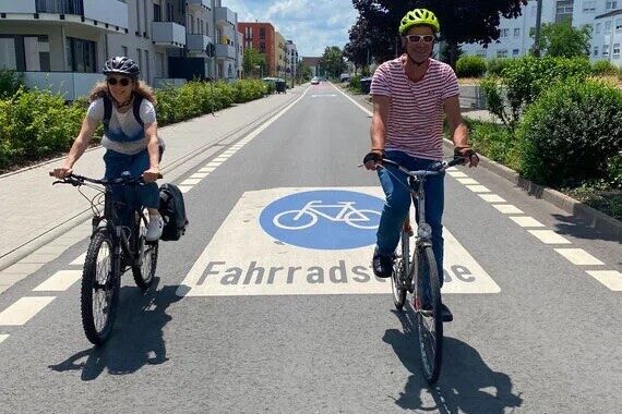 Fahhradstraße im Neu-Isenburg mit zwei Rad fahrenden Personen