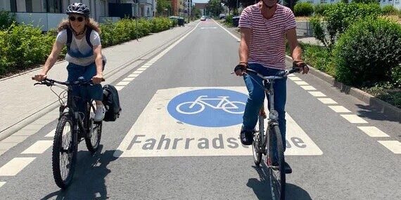 Fahhradstraße im Neu-Isenburg mit zwei Rad fahrenden Personen