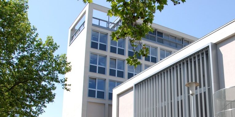 Nordansicht des Rathauses mit Plenarsaal links