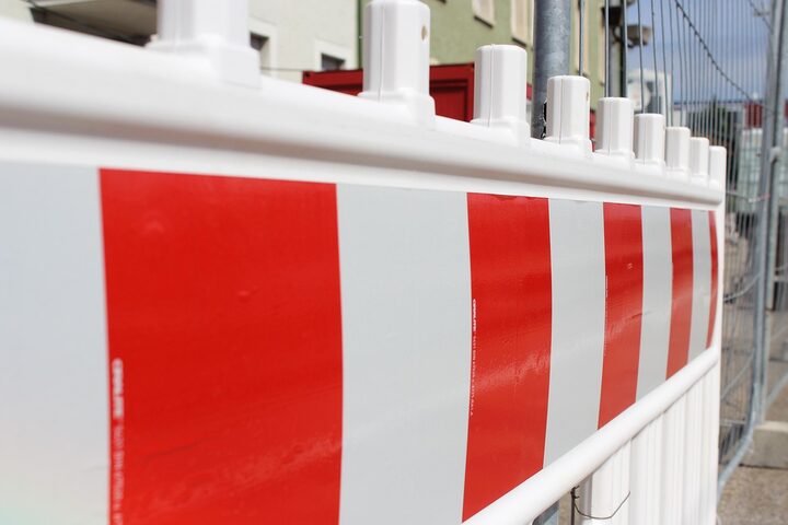 rot-weiße Absperrbaken