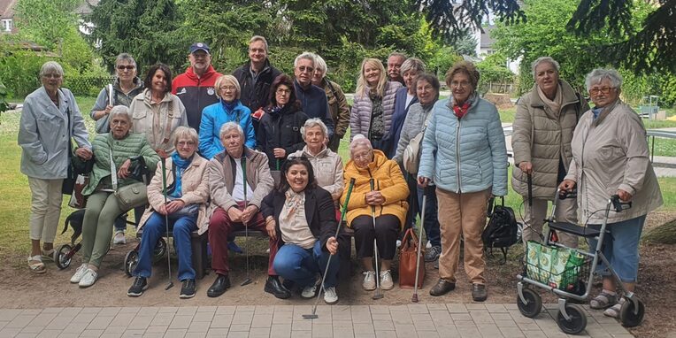 Seniorinnen und Senioren der Wohnanlagen im Pappelweg und aus Gravenbruch am 7. Mai auf der Minigolfanlage in Dreieichenhain