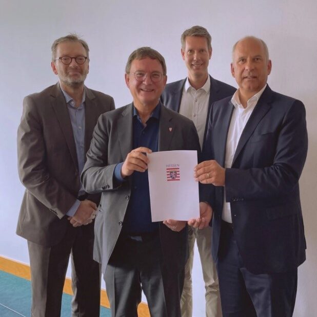 v.l. Erik Schmekel (kommissarischer Fachbereichsleiter Soziales), Bürgermeister Dirk Gene Hagelstein, Thorsten Klees (stellvertretender Stadtverordnetenvorsteher, CDU) sowie Innenminister Prof. Dr. Roman Poseck.