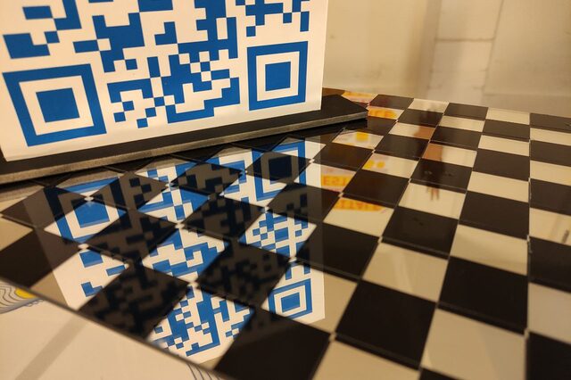 Spiegelung eines QR-Codes im Infocafe