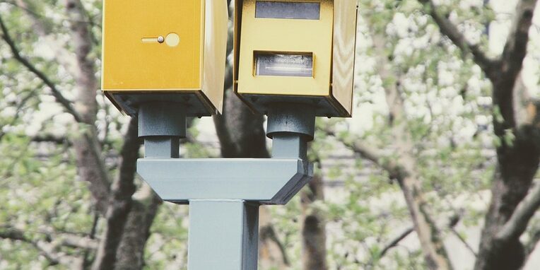 fest installierte Blitzeranlage zwischen Bäumen