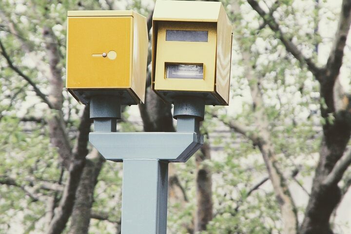 fest installierte Blitzeranlage zwischen Bäumen