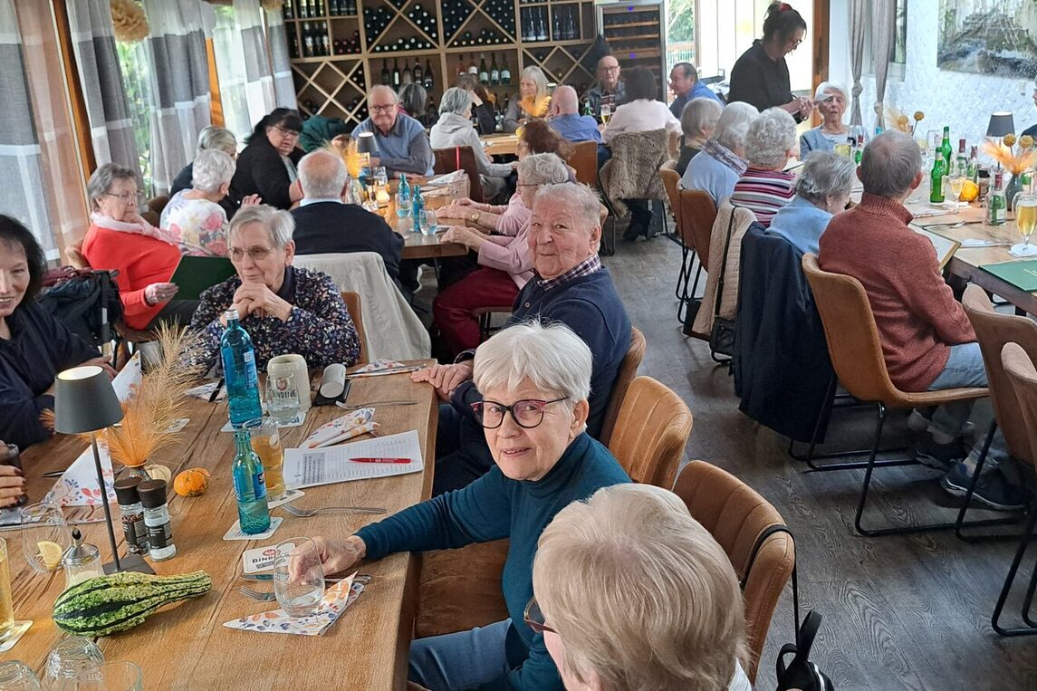 Gemütliches Beisammensein beim Gänseessen im Naturfreundehaus